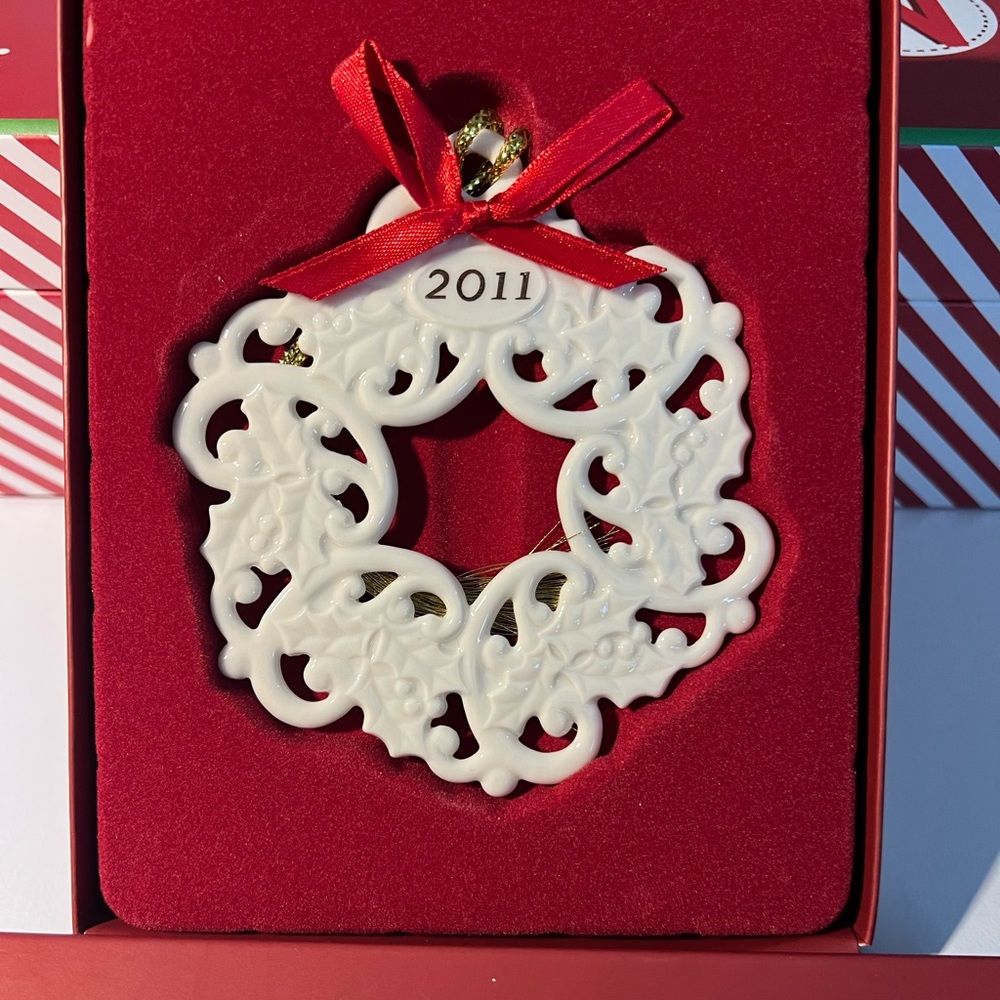 NIB Lenox 2011 Christmas Wrapping Wreath Ornament Tree Ornament